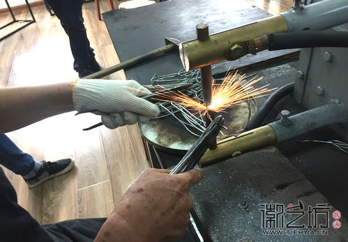 點(diǎn)亮匠心之路，從鐵畫(huà)到彩燈 安徽工藝美術(shù)大師的傳統(tǒng)技法新闡釋